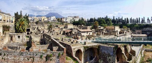 Herculano era uma antiga cidade romana na região italiana da Campânia, província de Nápoles. Ficou muito conhecida por ter sido conservada, junto com a cidade de Pompeia, depois de ter sido soterrada pelas cinzas da erupção do vulcão Vesúvio em 79 d.C.