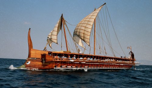 O Olympias é uma reconstrução de um trirreme ateniense concebido em 1985 a partir de achados arqueólogos e discussões com historiadores. Ele tem 36,9 metros de comprimento, pesa 47 toneladas e pode utilizar até 170 remadores simultaneamente.