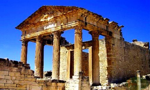 Capitólio de Dougga, uma colônio romana na Tunísia.