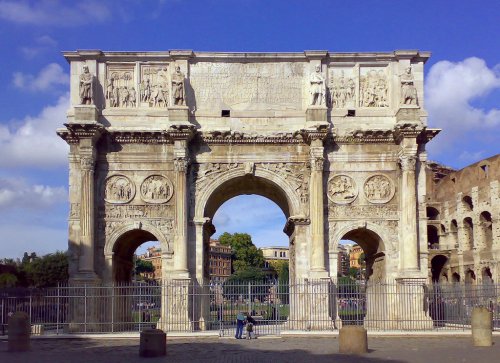 Arco de Constantino em Roma. Construído em 315 d.C. - 21 metros de altura