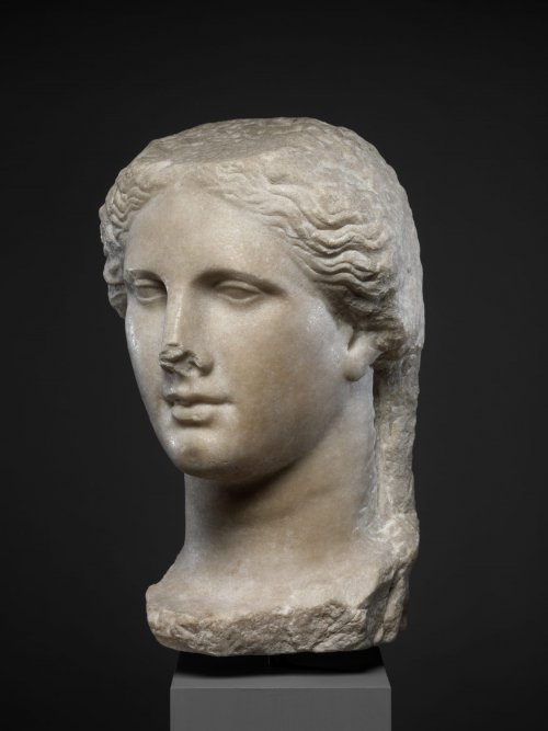 Essa cabeça de mármore é de uma rainha do Egito Ptolomaico. Acredita-se que seja uma representação da rainha Arsínoe II (316-270 a.C.), e é um bom exemplo do nível de realismo atingido pela arte helenística. MET. N° 2002.66