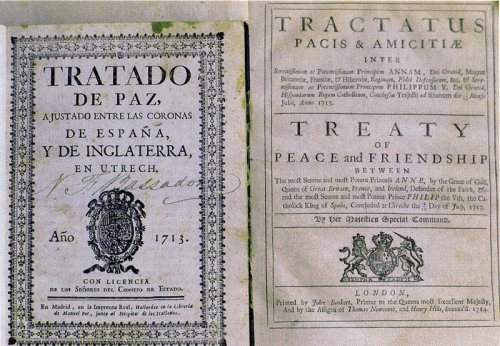 A primeira edição do Tratado de Utrecht de 1713. Em espanhol (na esquerda) e uma cópia bilingue de 1714 em inglês e latim (na direita). Via Wikimedia Commons.