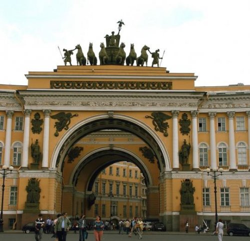 O arco do triunfo do Palácio do Estado Maior, em São Petesburgo, foi construído como parte do prédio em 1819-1829 e separa as duas alas do prédio, é adornado com esculturas comemorando a vitória russa sobre Napoleão em 1812. O palácio fica em frente a Praça do Palácio, e do outro lado dela está o famoso Palácio de Inverno (residência dos imperadores entre 1732 e 1917). O arco tem 28 metros de altura.