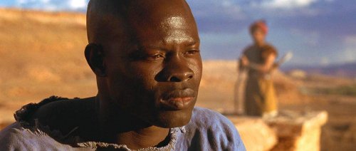 Juba, interpretado por Djimon Hounsou, na cena em que os personagens conversam sobre o pós-vida.