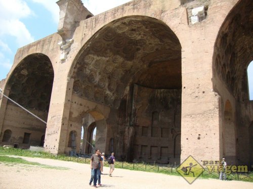 A utilização de arcos permitiu a criação de grandes espaços cobertos na Basílica de Maxêncio, construída no inicio do século 4 d.C. Foto do site Para Viagem.