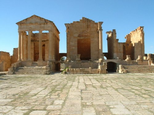 Templos dedicados a Tríade Capitolina na colônia romana de Sbeitla, na Tunísia.