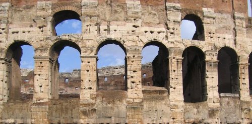 Esse detalhe do Coliseu em Roma mostra a utilização do travertino na construção.