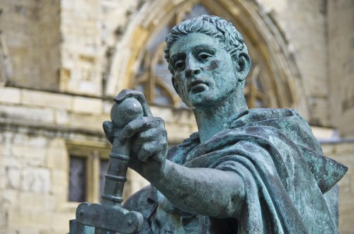 Estátua do Imperador Constantino em frente a catedral de York na Inglaterra. Obra de arte produzida em 1998.