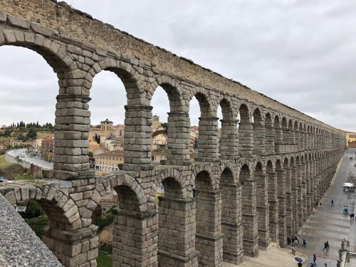 A utilização do arco permitiu que os romanos construissem aquedutos como esse sem a utilização de argamassa, apenas com pedras. Aqueduto em Segóvia na Espanha.