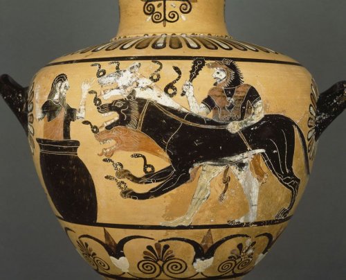 Héracles e Cérbero em vaso de cerâmica do estilo Caeretan hydria. Museu do Louvre, E 701