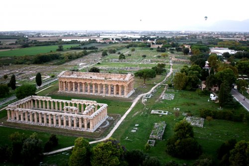 Paestum também é conhecida por seus templos gregos. A cidade era uma colônia grega no sul da Itália, e só foi conquistada pelos romanos por volta de 272 a.C.