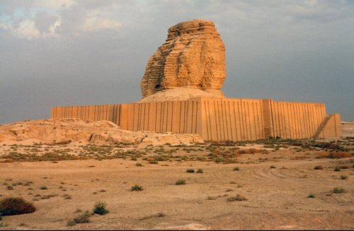 Zigurate de Dur-Kurigalzu (moderna Aqar-Qūf, na província de Bagdá). As margens do rio Tigre.