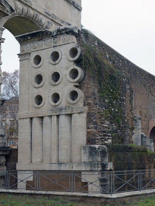 Tumba do padeiro Eurísace em Roma.