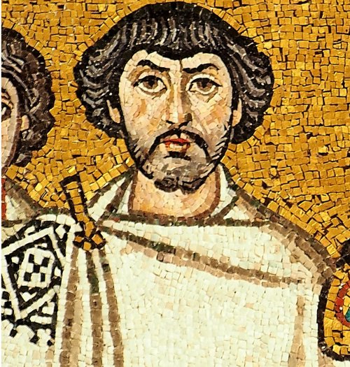 Alguns estudiosos acreditam que essa figura de barba, ao lado do imperador Justiniano no mosaico de Ravena, possa ser o general Belisário. Não há como comprovar essa afirmação, mesmo assim a imagem continua a ser usada para representar esse general.