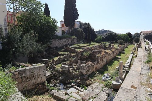 Ruínas da biblioteca de Flávio Panteno, construída em Atenas na época de Trajano. Via Wikimedia Commons.