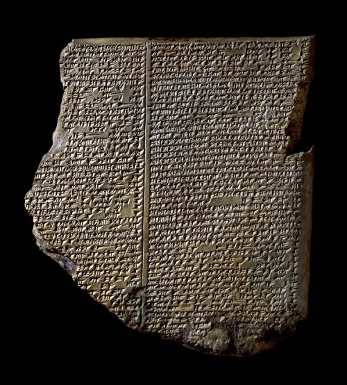 Tabletes de argila como esse, contendo inscrições em cuneiforme, foram encontrados aos milhares nas areias da antiga Mesopotâmia, atual Iraque. Esse é chamado de Tablete do Dilúvio e faz parte do conjunto que narra a Epopéia de Gilgamesh. É um dos tabletes mais famosos já descobertos. Museu Britânico. n° K.3375