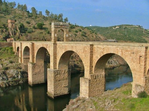 Ponte romana em Alcántara, na Espanha, construida por ordem do imperador Trajano no século 2 d.C.