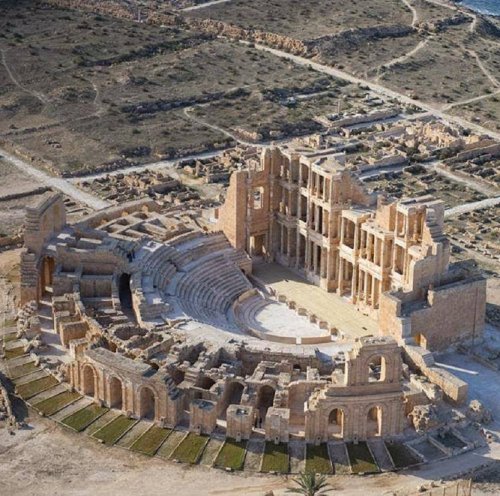 Teatro romano de Sabratha, na Líbia. Observe como, em oposição ao teatro grego, as arquibancadas faziam parte de uma estrutura construída em pedra.