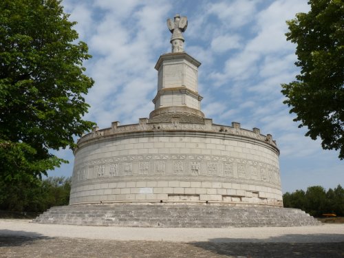 O Tropaeum Traiani (Troféu de Trajano) construído na Dácia em comemoração a sua vitória. Via Wikimedia Commons.