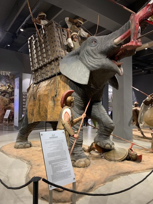 Recriações dos elefantes de Porus enfrentando as tropas de Alexandre. Museu Militar do Paquistão, Lahore.