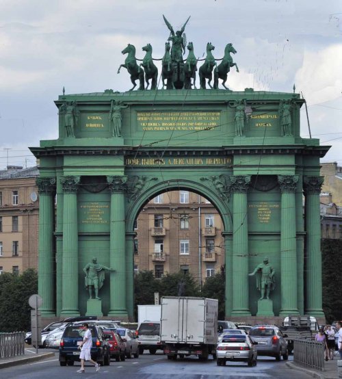 O arco do triunfo de Narva foi construído na antiga Praça Narva, em São Petesburgo, em 1814 para comemorar a vitória russa sobre Napoleão Bonaparte. O monumento foi concebido para rivalizar com o Arco do Triunfo do Carrossel em Paris, originalmente erguido para celebrar a vitória de Napoleão sobre os Aliados em Austerlitz. O arco foi inicialmente construído com um gesso resistente e alguns anos de pois foi refeito em pedra. O arco foi parcialmente destruído durante a Segunda Guerra Mundial, mas foi restaurado nas décadas seguintes. 