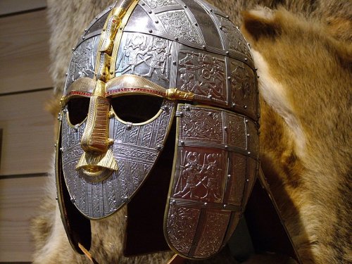 Reconstrução do elmo da necrópole de Sutton Hoo. Século 6 e 7. Museu Britânico.