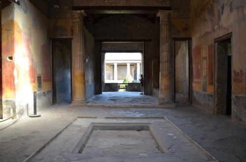 O átrio da Casa de Menandro, uma das casas mais ricas e magníficas da antiga Pompéia em termos de arquitetura, decoração e conteúdo, e abrange uma grande área de cerca de 1.800 metros quadrados.