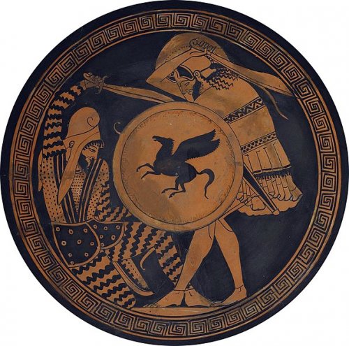 Guerreiro hoplita retratado em kylix grego do século 5 a.C. Observe como o escudo grego apresenta desenhos de figuras mitológicas, nesse caso um Pégaso. Museu Arqueológico de Atenas. Via Wikimedia Commons.