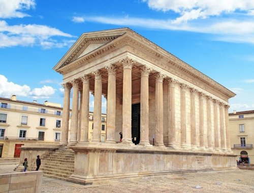 Maison Carrée, templo romana na França.