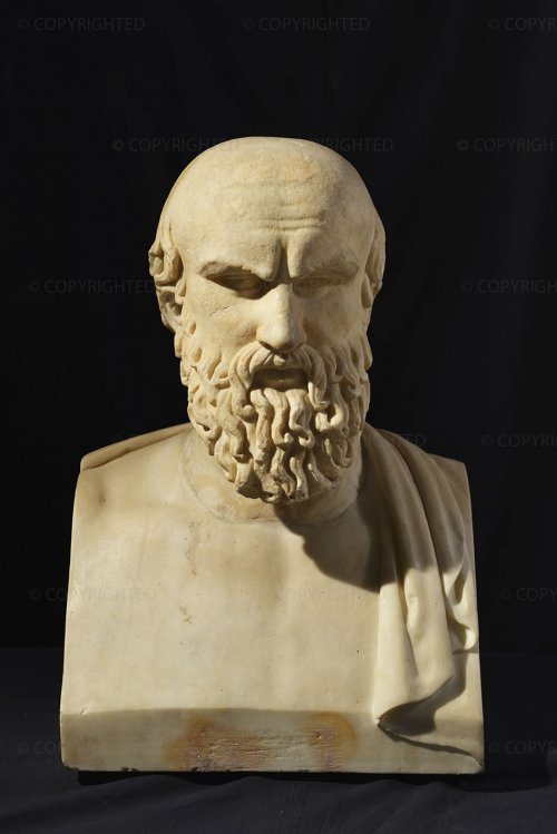 Busto de mármore de Ésquilo do século 1 d.C. É um retrato altamente idealizado dessa personalidade que viveu 600 anos antes do busto ser produzido. Museu Capitolino de Roma.