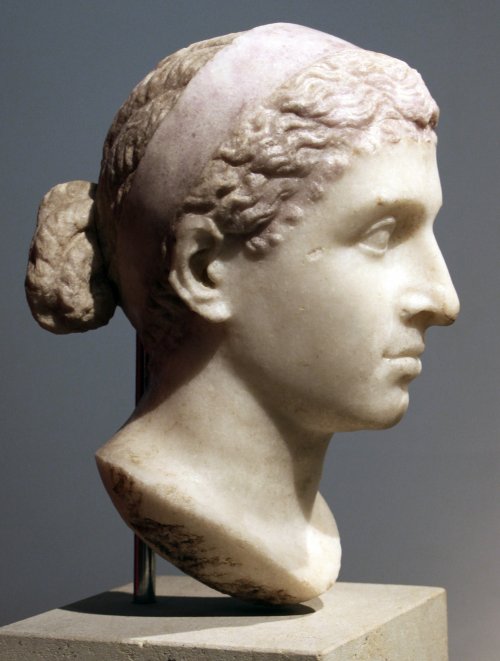 Busto da rainha Cleópatra. Arte romana, cerca de 40-30 a.C. Exposição Antikensammlung Berlin. Via Wikimedia Commons.