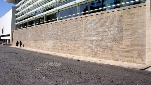 Do lado de fora do Museu Aras Pacis em Roma há uma réplica da Res Gestae, uma narrativa escrita pelo próprio imperador romano, Augusto, antes da sua morte, citando as obras realizadas durante sua longa carreira política. 