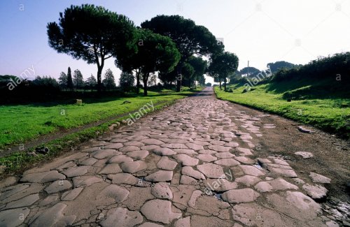 Um trecho em excelente estado de conservação da antiga Via Ápia, uma das principais estradas romanas que saía de Roma.