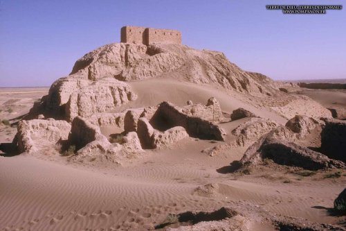 Ruínas do Zigurate do Templo de Nippur. A construção no topo foi feita por arqueólogos e não pertence ao templo original.