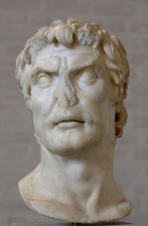 Alguns estudiosos acreditam que esse busto seja um retrato do ditador romano Sulla. Museu Glyptothek em Munique.