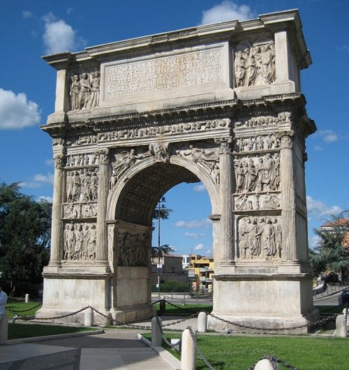 Arco de Trajano. Construído em 114-117 d.C. - 15,6 metros de altura