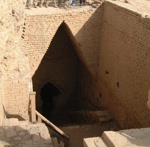 Esses arcos presentes nas tumbas reais de Ur, na Mesopotâmia, foram construídos por volta de 2500 a.C. e são uma boa amostra da limitações que o arco possuía antes das invenção do arco verdadeiro.