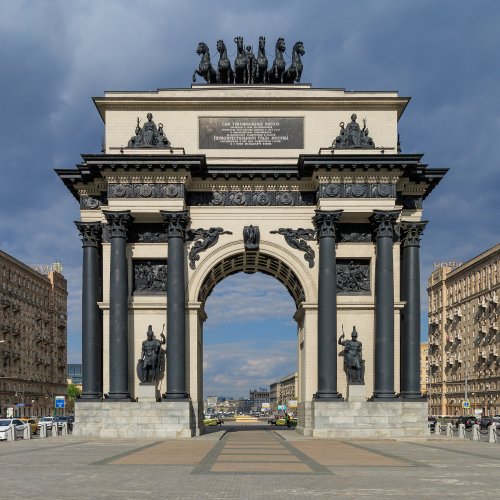 O arco de Moscou foi construído em 1829-1834 para comemorar a vitória russa sobre Napoleão, e substituiu uma estrutura anterior de madeira construída pelos veteranos da guerra em 1814. O arco foi desmontado durante o governo Stálin, mas reconstruído na década de 1960.