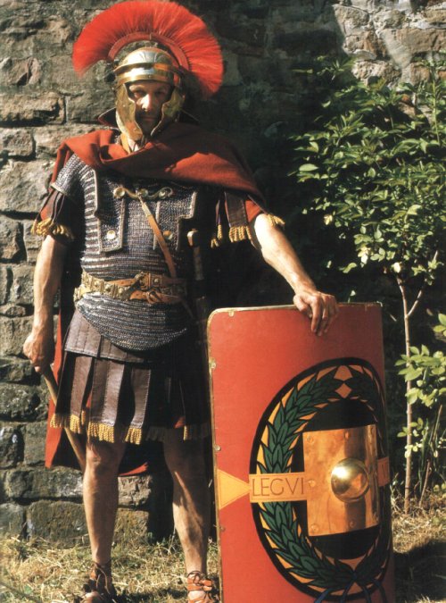 Centurião romano segundo recriação do livro The Roman Legions recreated in colour photographs, de Daniel Peterson.