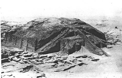 Zigurate de Ur antes das escavações realizadas na década de 1920 e 1930.