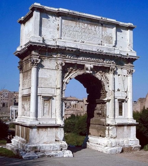 Arco de Tito. Construído em 81 d.C. - 15 metros de altura