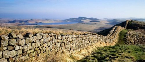 Ruínas da Muralha de Adriano no norte da Inglaterra.