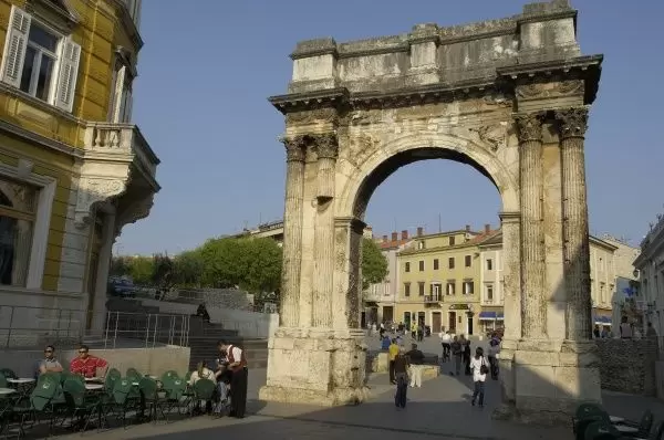 Arco dos Sérgios. Construído em 27 a.C. - 8 metros de altura