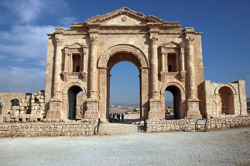 Arco de Adriano na Jordânia. Construído em 129-130 d.C. - 21 metros de altura