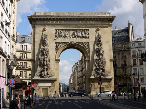 A Porte Saint-Denis é um arco do triunfo construído pelo rei francês Luis XIV, o rei Sol, para comemorar suas vitórias no Reno e no Franco-Condado. foi construído em 1672 e tem 24 metros de altura.