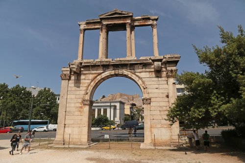 Arco de Adriano em Atenas. Construído em 131 d.C. - 18 metros de altura