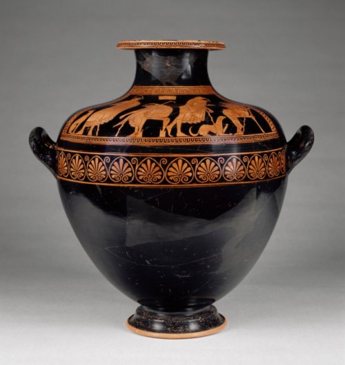 O kalpis era uma nova forma de vaso no início dos anos 400 a.C. O perfil arredondado substituía a forma mais antiga e angular da hídria. Getty Museum. N° 82.AE.7