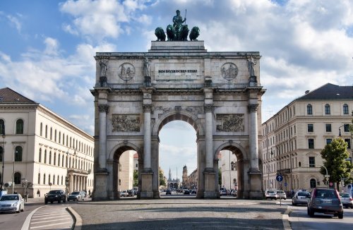 O Siegestor é um arco do triunfo em Munique na Alemanha. Foi construído em 1852 pelo rei Ludwig I da Bavária, em homenagem ao exército bavário e tem 21 metros de altura.