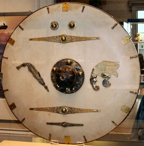 Escudo da necrópole de Sutton Hoo. Século 6 e 7. Museu Britânico.