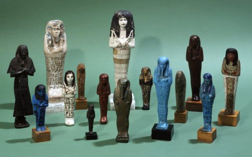 Bonecas Shabti. Século 10 a.C. Museu Britânico. N° EA68526